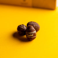 Coquetier en porcelaine jaune — œuf creux décoré & petits fourrés