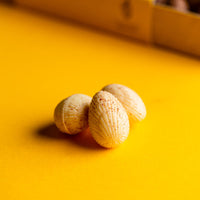 Coquetier en porcelaine jaune — œuf creux décoré & petits fourrés