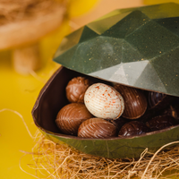 Das bunte Ei gefüllt mit kleinen Eiern – NUR ABHOLUNG VOR ORT