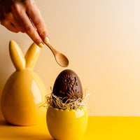 Coquetier en porcelaine jaune — œuf creux décoré & petits fourrés