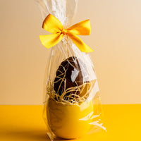 Coquetier en porcelaine jaune — œuf creux décoré & petits fourrés