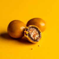 Coquetier en porcelaine jaune — œuf creux décoré & petits fourrés