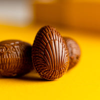 Coquetier en porcelaine jaune — œuf creux décoré & petits fourrés